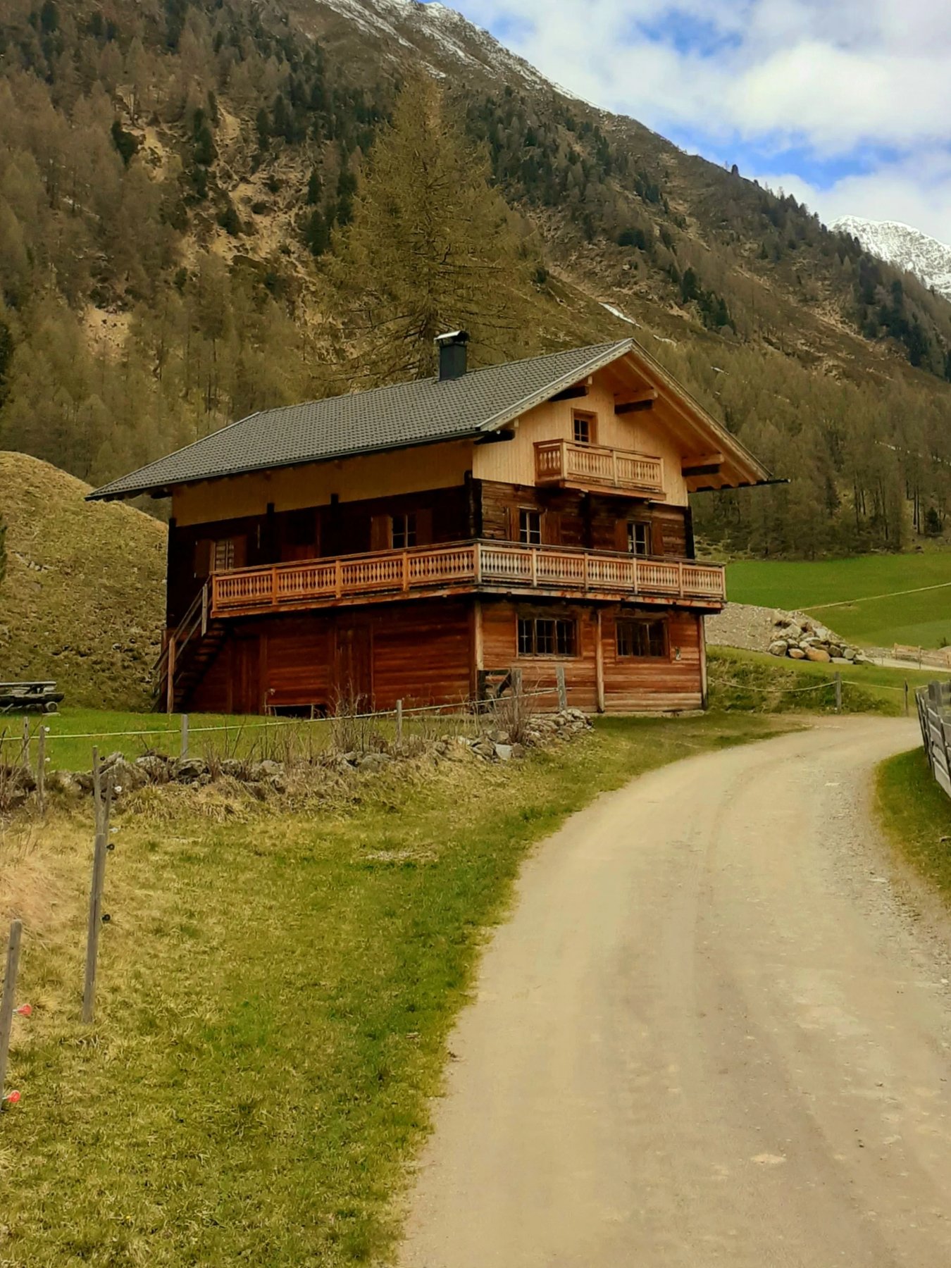 Die Lackenkammeralm im Sommer mit Bergkulisse im Winkeltal