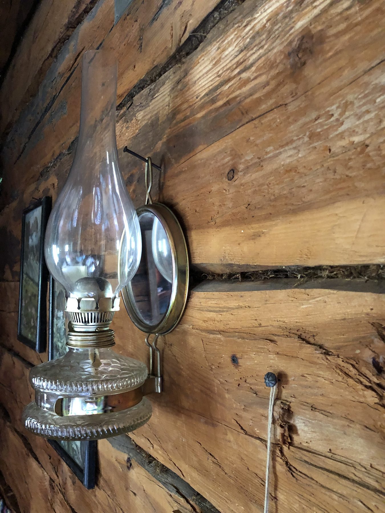Petroleumlampe an der Holzwand