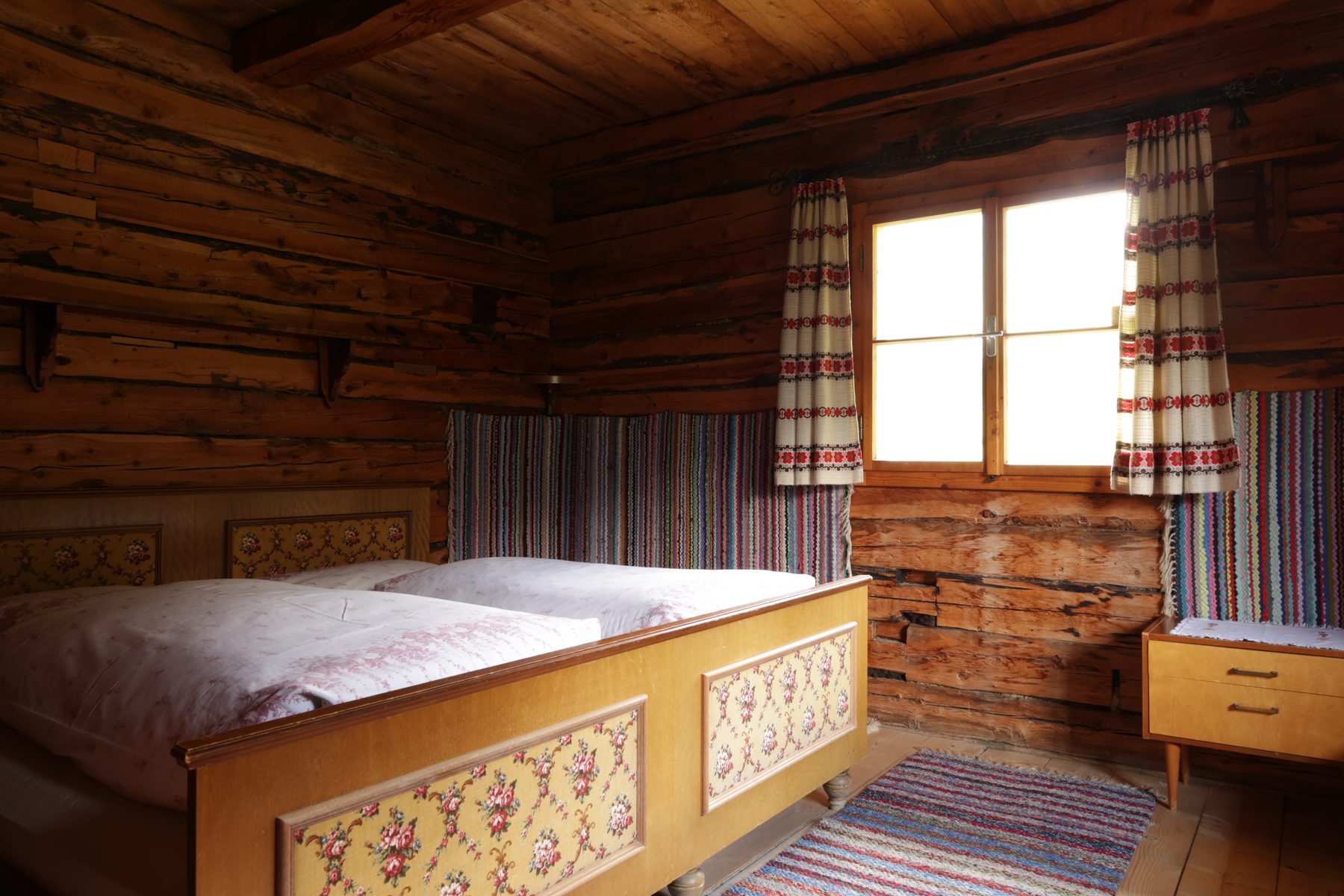 Schlafzimmer mit Holzbett unter dem Dach
