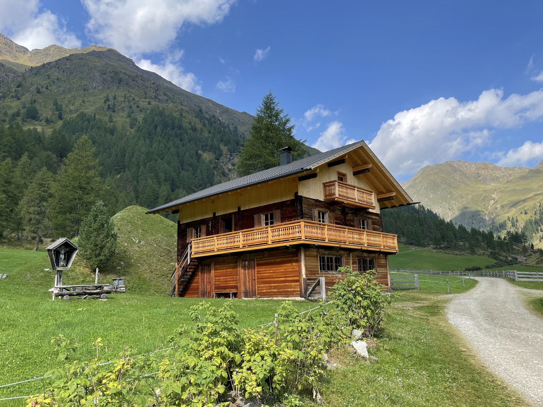 Die Lackenkammeralm im Sommer mit Bergkulisse